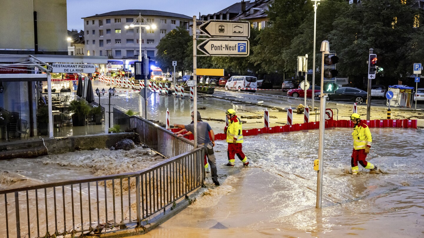Swiss untersucht die Schäden, die durch plötzliche Unwetter entstanden sind, die in Genf Straßen überfluteten und den Flugverkehr lahmlegten