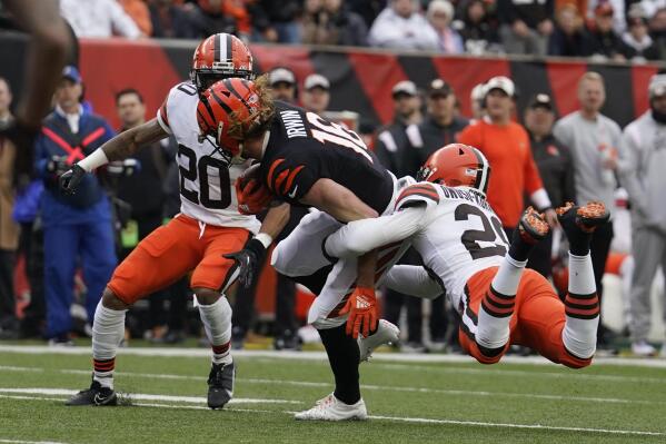 Browns lose another LB, Owusu-Koramoah (foot) out for season