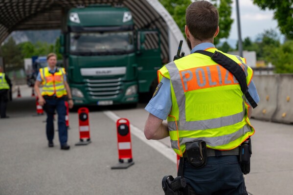 German police officers carry out checks at the border crossing coming from Austria near Kiefersfelden, Germany, Thursday, May 15, 2025 as top security official says that the number of people turned back at the country’s borders increased by nearly half in the new government’s first week in office after it stepped up police checks at its frontiers. (Peter Kneffel/dpa via AP)