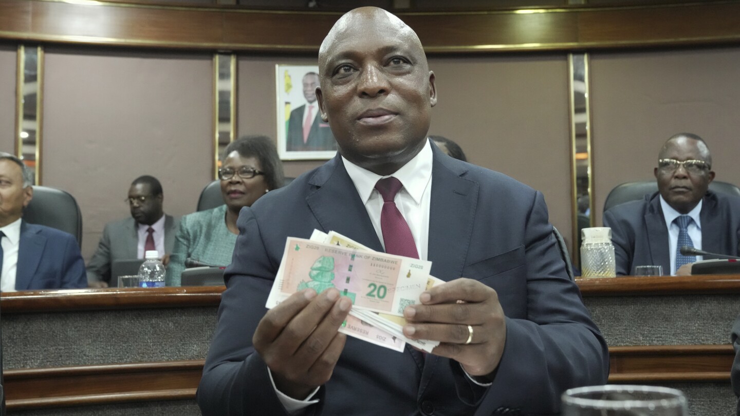 ХАРАРЕ, Зимбабве (AP) — Зимбабве пусна нова валута в петък,