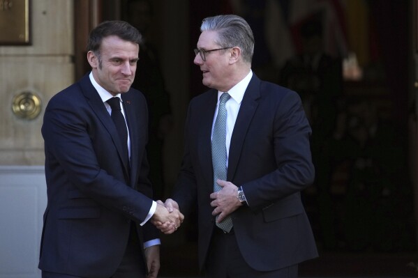 O primeiro -ministro da Grã -Bretanha, Keir Starmer, à direita, cumprimenta o presidente francês Emmanuel Macron quando ele chega para uma cúpula na Ucrânia na Lancaster House, em Londres, domingo, 2 de março de 2025. (AP Photo/Christophe Ena, Pool)