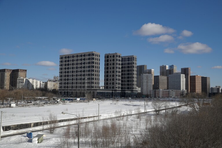 ARCHIVO - Se levantan nuevos edificios en el distrito de Degunino en las afueras de Moscú, Rusia, el viernes 8 de marzo de 2024. Las hipotecas subsidiadas por el gobierno están apoyando a los compradores de apartamentos en un poderoso impulso al floreciente sector de la construcción de Rusia.  (Foto AP)