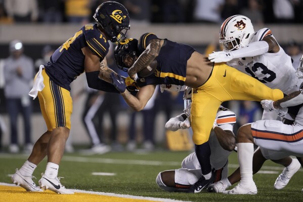 California running back Jaydn Ott (1) scores a rushing touchdown against Auburn during the first half of an NCAA college football game Saturday, Sept. 9, 2023, in Berkeley, Calif. (AP Photo/Godofredo A. Vásquez)
