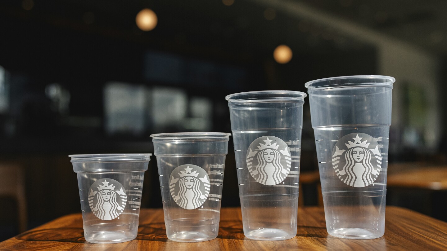 Бомът на продажбите на студени напитки в Starbucks създаде проблем