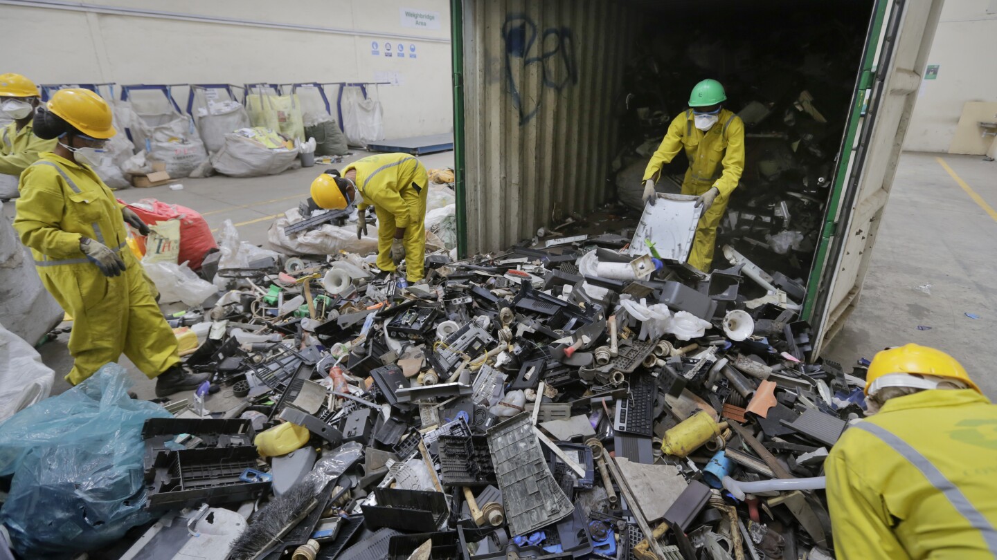 ООН казва, че електронните отпадъци от изхвърлени електрически устройства се натрупват и рециклирането не поддържа темпото