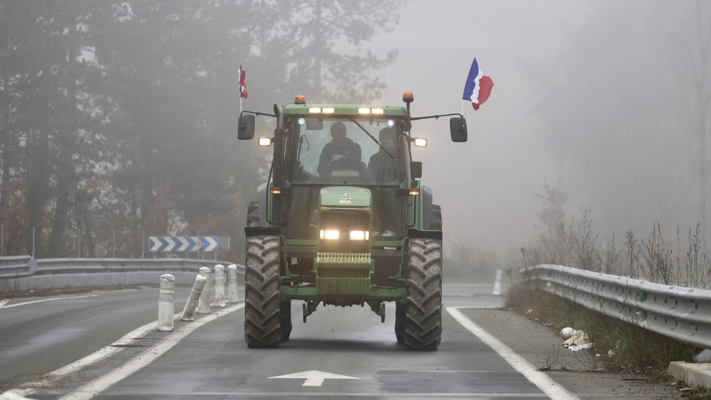 Francijas lauksaimnieku mērķis ir protestēt pret traktoriem, lai Parīze tiktu “aplenkta”.
