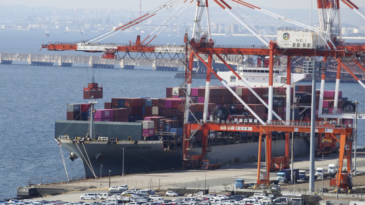 Япония регистрира търговски дефицит за трета поредна фискална година въпреки възстановяването на износа