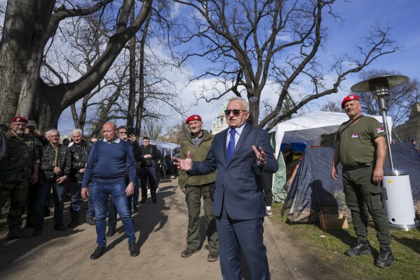 Bivši general Vojske Jugoslavije Vladimir Lazarević, osuđen za ratne zločine, razgovarao sa studentima i bivšim borcima paravojnih formacija, lojalnim predsedniku Aleksandru Vučiću, koji kampuju ispred zgrade Predsedništva u Beogradu, Srbija, četvrtak, 13. marta 2025. (AP Photo/Darko Vojinović)
