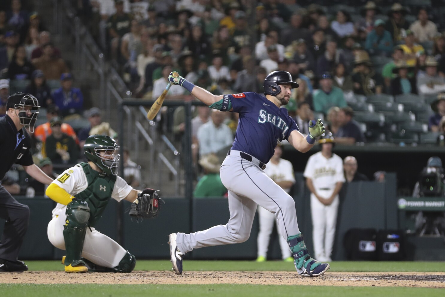 Raleigh's pinch-hit single in 9th inning sends Mariners past Athletics 5-3