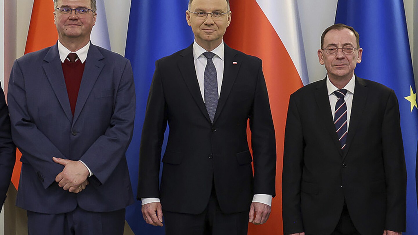 Przyjazny UE rząd Polski i opozycja nie zgadzają się co do tego, czy dwóch ułaskawionych parlamentarzystów może pozostać na stanowisku