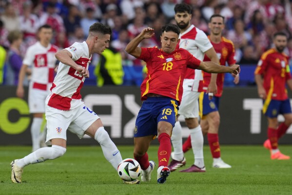 Spain's Martin Zubimendi, right, fights for the ball with Croatia's Luka Sucic during a Group B match between Spain and Croatia at the Euro 2024 soccer tournament in Berlin, Germany, Saturday, June 15, 2024. Spain defeated Croatia 3-0. (AP Photo/Manu Fernandez)