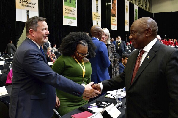FILE - In this photo provided by the South African Government Communication and Information System, (GCIS), South African Président Cyril Ramaphosa, right, greets opposition Democratic Alliance (DA) leader, John Steenhuisen, left, at the first sitting of Parliament since elections, in Cape Town, on June 14, 2024. South Africa's Democratic Alliance took the African National Congress, the party it co-governs the country with, to court Thursday July 25, 2024 over a preelection speech in May given by President Ramaphosa. (South African GCIS via ĢӰԺ, File)