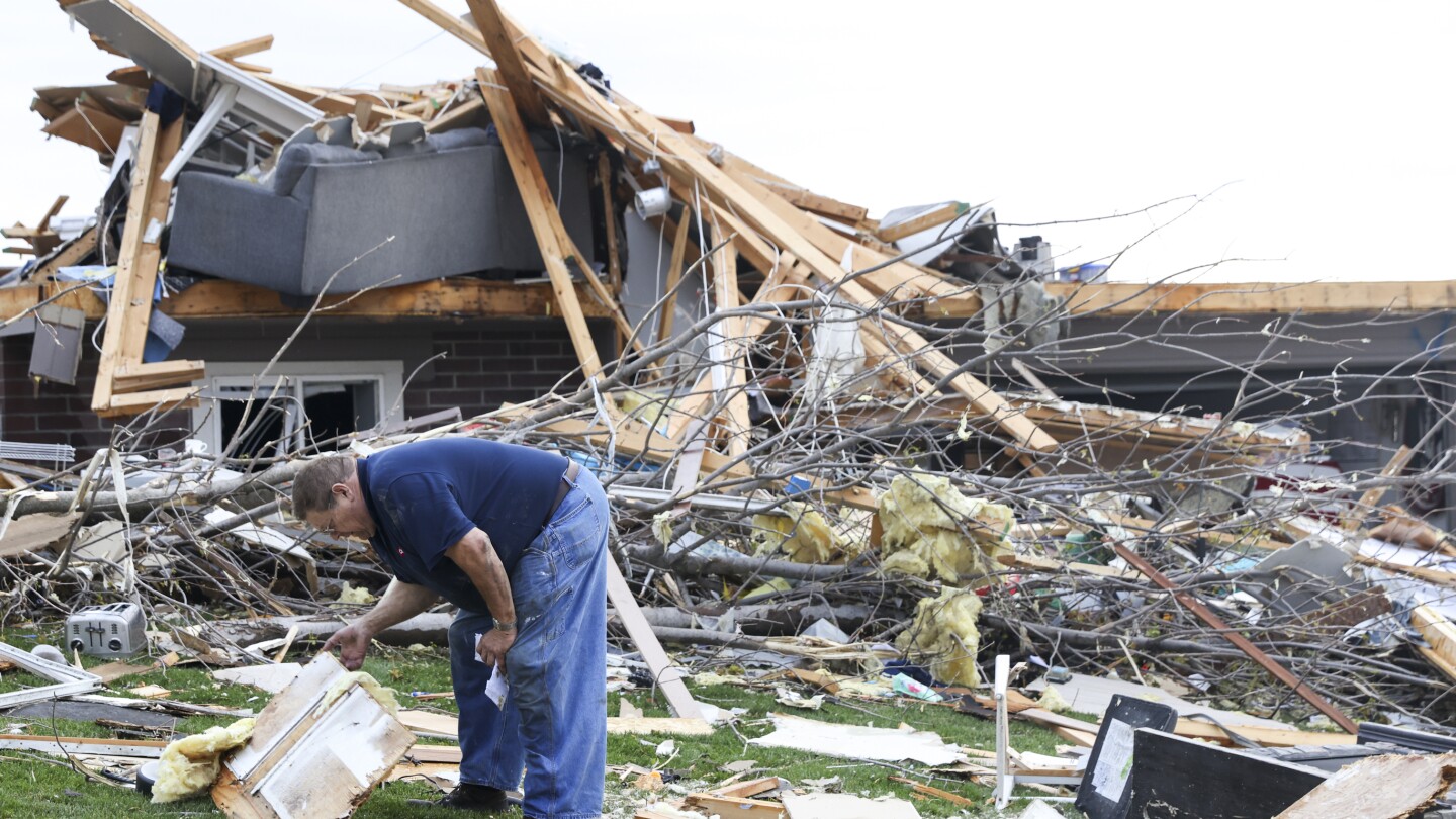 ОМАХА Небраска AP — Торнадо причини хаос в петък в