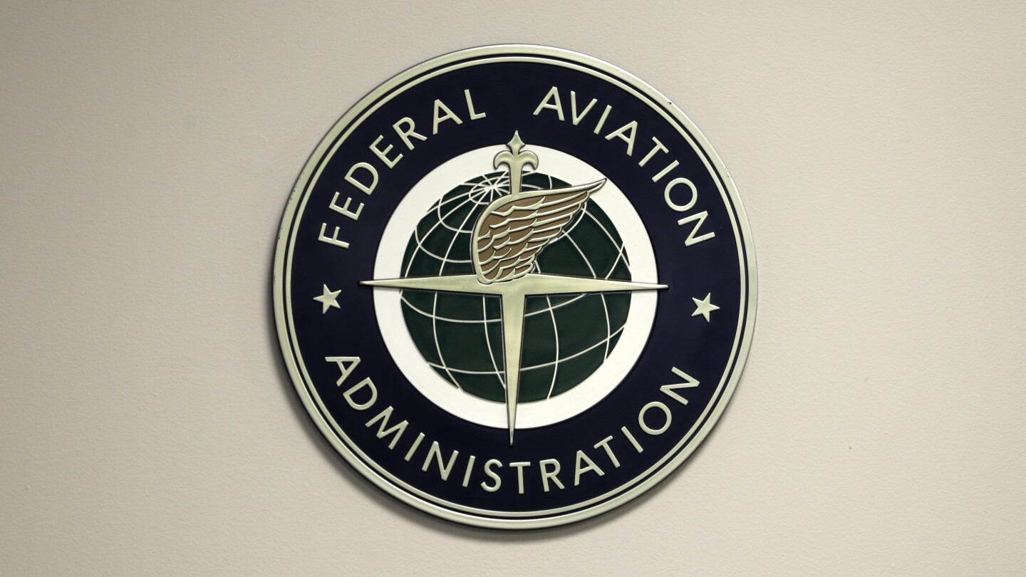 Камарата на представителите и Сенатът преговарят за законопроект, за да помогнат на FAA да добави повече ръководители на въздушно движение и инспектори по безопасност