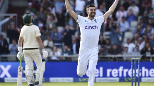 De Engelse Mark Wood viert feest na het ontslag van de Australiër Stephen Smith tijdens dag drie van de vierde Ashes Test-wedstrijd tussen Engeland en Australië op Old Trafford, Manchester, Engeland, vrijdag 21 juli 2023 (AP Photo/Rui Vieira)