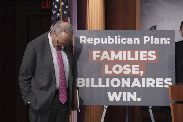 Lãnh đạo phe thiểu số tại Thượng viện Chuck Schumer, DN.Y., tham dự một cuộc họp báo thảo luận về kế hoạch ngân sách do Đảng Cộng hòa hậu thuẫn tại Điện Capitol, Washington, thứ năm, ngày 3 tháng 4 năm 2025. (Ảnh AP/J. Scott Applewhite)