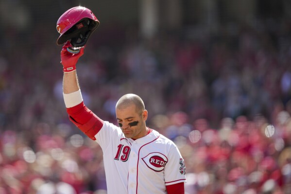 Cincinnati Reds' Joey Votto acknowledges the crowd as he stands at home plate during the second inning of a baseball game against the Pittsburgh Pirates in Cincinnati, Sunday, Sept. 24, 2023. (AP Photo/Aaron Doster)