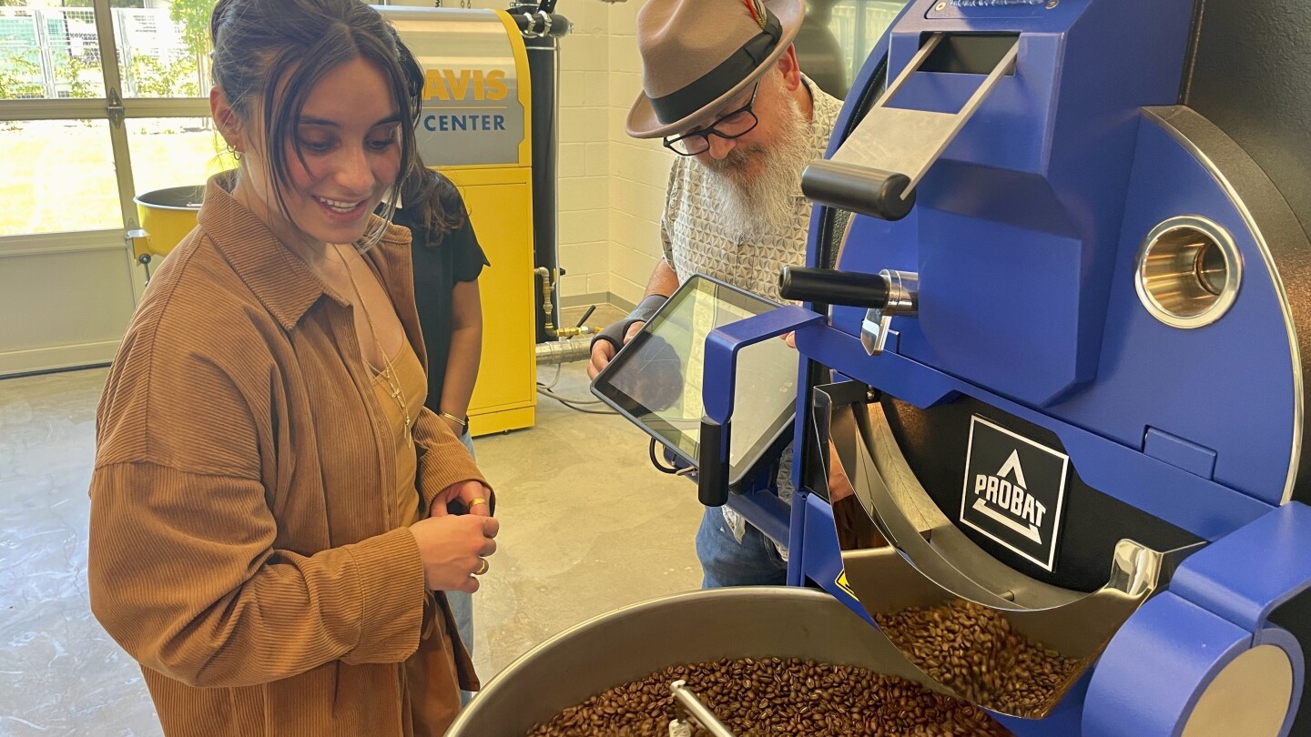 Нов кафе център в Северна Калифорния има за цел да даде тласък на научните изследвания и образованието