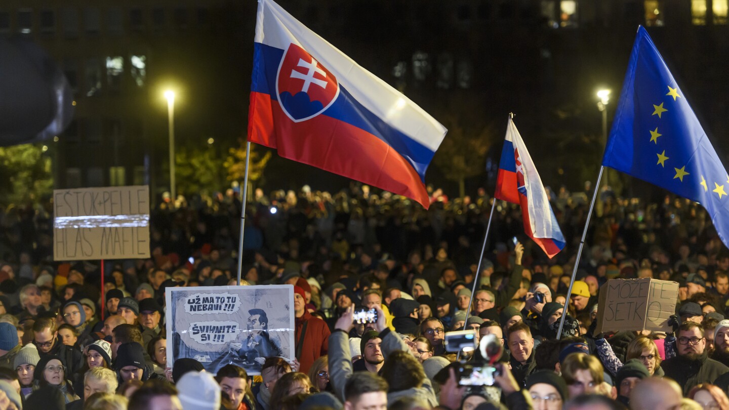 Na Slovensku demonštrujú tisíce ľudí, ktorí odsudzujú plán novej vlády na zatvorenie prokuratúry