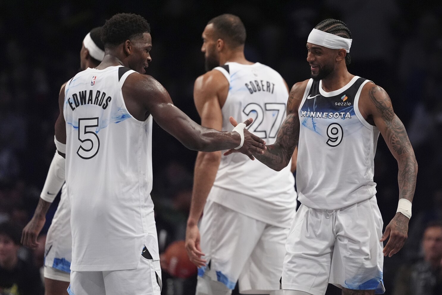 Minnesota debe ganar en Memphis para pelear por un lugar en los Playoffs. Foto: AP News.