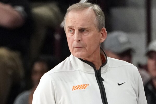Tennessee extends men's basketball coach Rick Barnes' contract through  2027-28 | AP News
