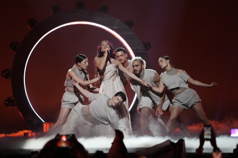 Eden Golan de Israel interpreta la canción Hurricane durante la Gran Final del Festival de la Canción de Eurovisión en Malmo, Suecia, el sábado 11 de mayo de 2024. (Foto AP/Martin Meissner)