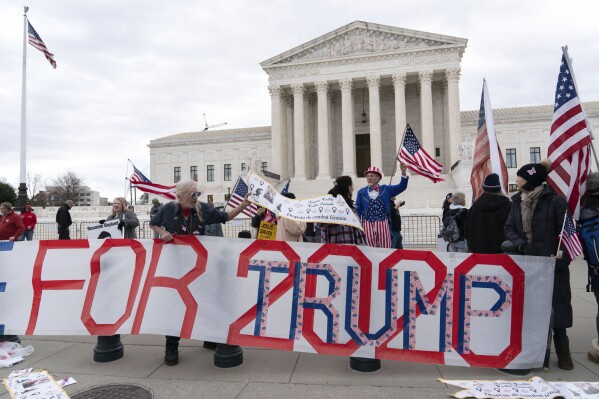 ARCHIVO - Partidarios del expresidente Donald Trump protestan frente a la Corte Suprema en el segundo aniversario del motín del 6 de enero en el Capitolio de Estados Unidos, en Washington, el 6 de enero de 2023. Todos los ojos están puestos en la Corte Suprema en el gobierno federal de Donald Trump. Caso de interferencia electoral de 2020. Las próximas medidas de la Corte Suprema, de mayoría conservadora, podrían determinar si el expresidente será juzgado en Washington antes de las elecciones de noviembre. (Foto AP/José Luis Magaña, Archivo)