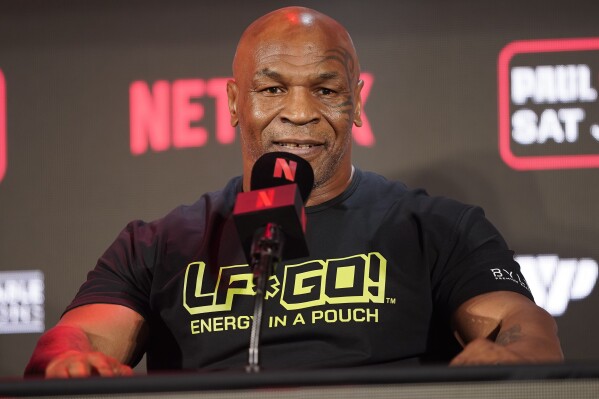 文件——2024年5月16日，迈克·泰森（Mike Tyson）在德克萨斯州阿灵顿（Arlington）举行的新闻发布会上发表讲话，宣传他即将与杰克·保罗（Jake Paul）进行的拳击比赛。泰森的代理人表示，泰森于5月27日（星期一）在从迈阿密飞往洛杉矶的航班上遭遇医疗紧急情况，目前正在康复中。这位58岁的拳击传奇人物的公关办公室在一份声明中表示，“着陆前30分钟，由于溃疡爆发，他感到恶心和眩晕”。（美联社照片/Sam Hodde，文件）