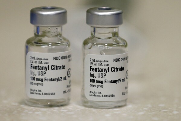 Piccole fiale di fentanil sono mostrate nella farmacia per pazienti ricoverati presso l'ospedale universitario dello Utah a Salt Lake City, 1 giugno 2018. (AP Photo/Rick Bowmer, Archivio)