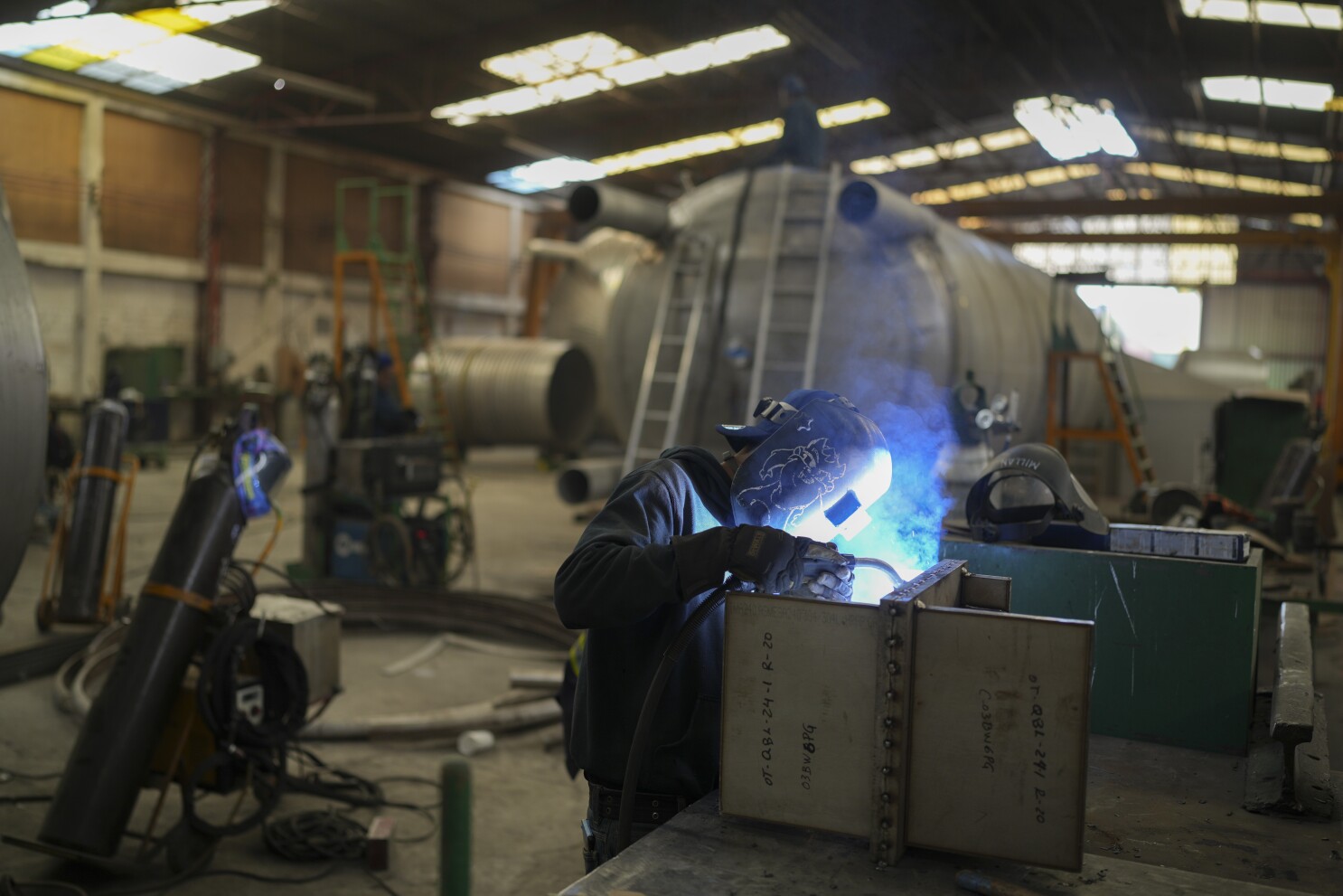 México evalúa medidas para proteger su industria ante nuevos aranceles de EEUU al acero y aluminio