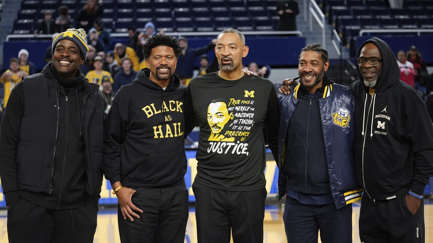 Fab Five от Мичиган се събира отново, за да подкрепи Хауърд, присъства на първия баскетболен мач в Crisler от 3 десетилетия