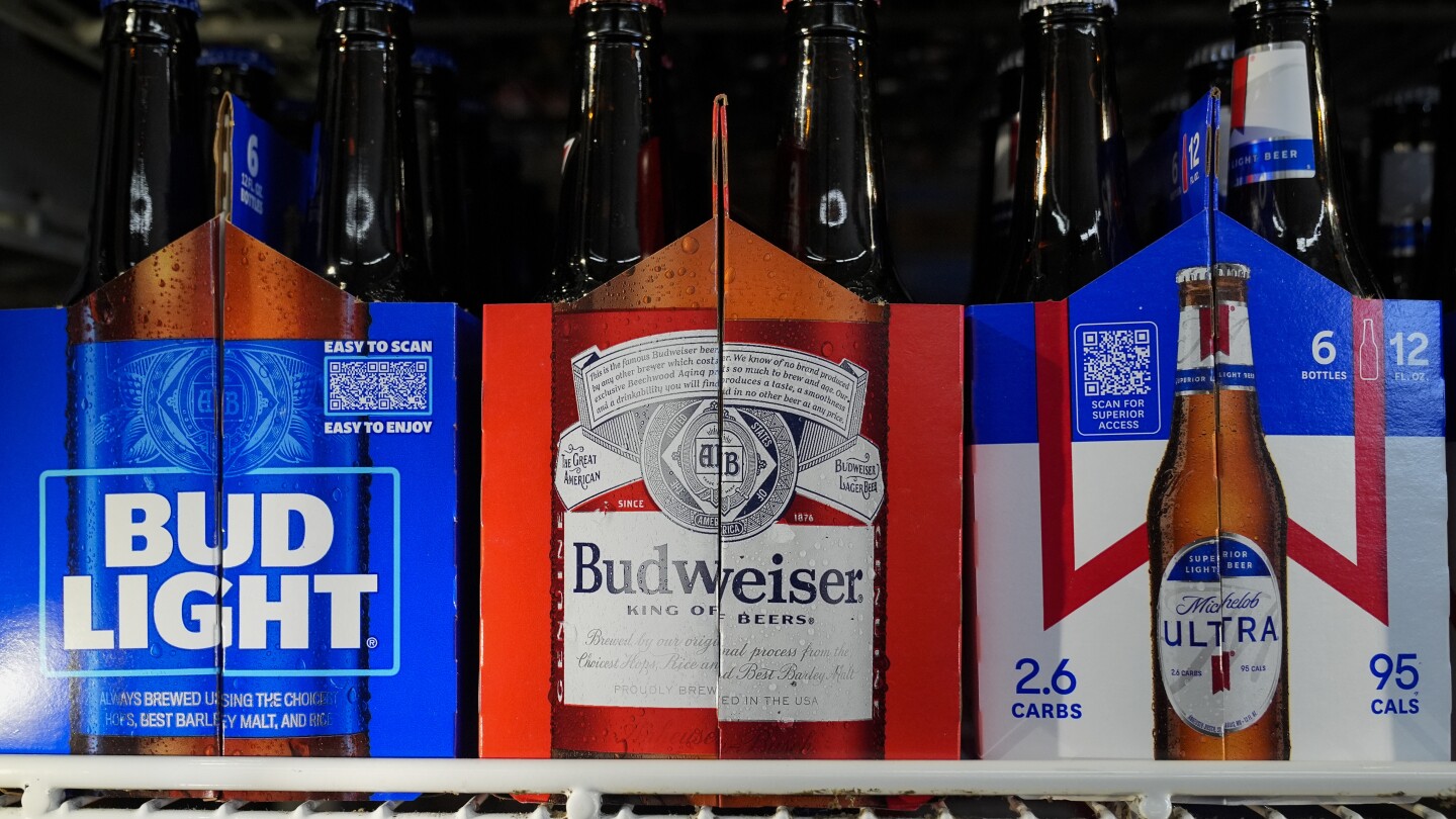 Производителят на бира Anheuser-Busch InBev отбелязва ръст на оперативните печалби за 2023 г. въпреки негативните реакции относно Bud Light