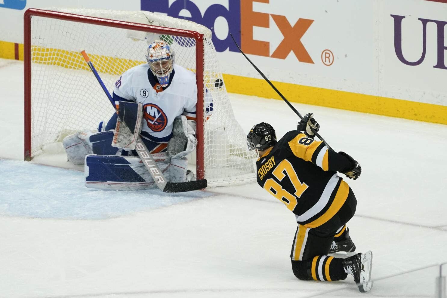 Penguins Goalie Tristan Jarry Leaves Game Against Islanders After  Upper-Body Injury - CBS Pittsburgh