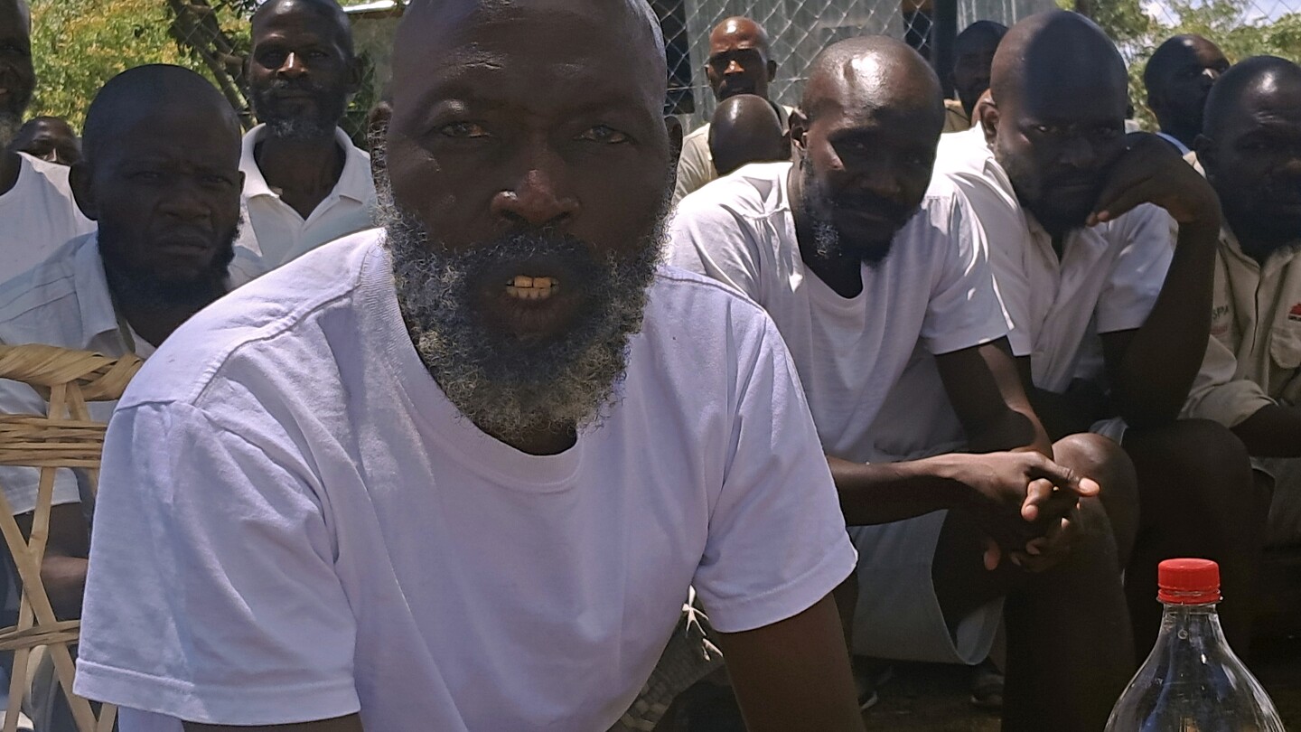 „Пророкът“ е обвинен в съда в Зимбабве, след като полицията каза, че неговата затворническа секта е използвала 251 деца като работници