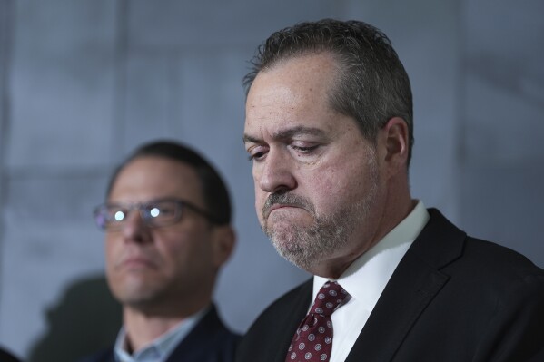El fiscal del condado de York, Timothy J. Barker, reacciona durante una rueda de prensa sobre el tiroteo en el Hospital UPMC Memorial de York, Pensilvania, el sábado 22 de febrero de 2025. (AP Foto/Matt Rourke)