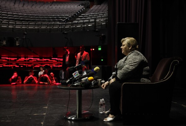 ARCHIVO- La cantante mexicana Paquita la del Barrio en el Club Nokia en L.A. Live, el 5 de mayo de 2010, en Los Ángeles. (Foto AP/Damian Dovarganes, archivo)