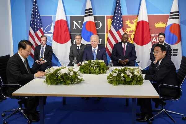 Tư liệu - Tổng thống Joe Biden, ở giữa, gặp Tổng thống Hàn Quốc Yoon Suk Yeol, trái, và Thủ tướng Nhật Bản Fumio Kishida, phải, trong hội nghị thượng đỉnh NATO ở Madrid, Thứ Tư, ngày 29 tháng 6 năm 2022. Biden đặt mục tiêu thắt chặt hơn nữa an ninh và kinh tế mối quan hệ giữa Nhật Bản và Hàn Quốc, hai quốc gia đã đấu tranh để duy trì các điều khoản đàm phán, khi ông chào đón các nhà lãnh đạo của họ đến nơi nghỉ dưỡng mộc mạc của tổng thống ở Trại David vào thứ Sáu, ngày 18 tháng 8 năm 2023. (Ảnh AP / Susan Walsh, Hồ sơ)