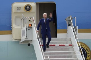 El presidente Joe Biden sale del Air Force One después de aterrizar en la Base de la Guardia Nacional Aérea Roland R. Wright, el miércoles 9 de agosto de 2023, en Salt Lake City.  (Francisco Kjolseth/The Salt Lake Tribune vía AP)