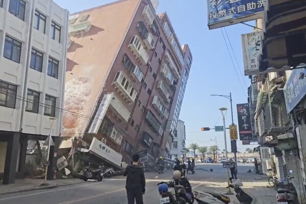 En esta imagen tomada de un video difundido por TVBS, se ve un edificio parcialmente derrumbado en Hualien, al este de Taiwán, el miércoles 3 de abril de 2024. (TVBS via AP)