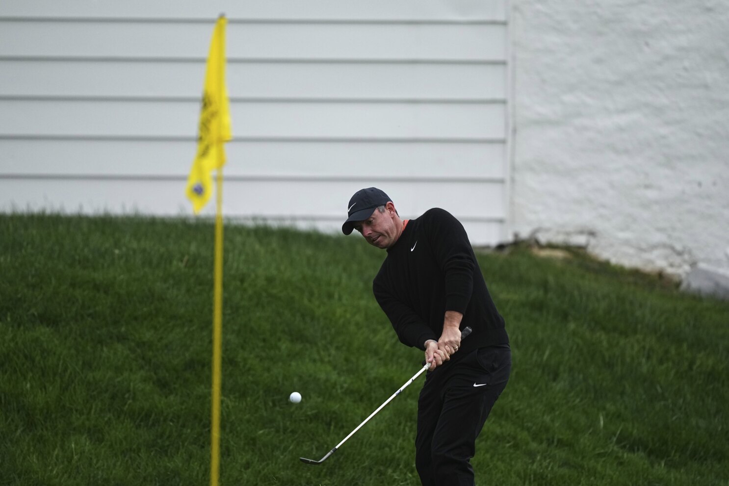 Mitchell shows staying power at soggy Truist with 2nd-round 67; McIlroy 5 strokes off the lead