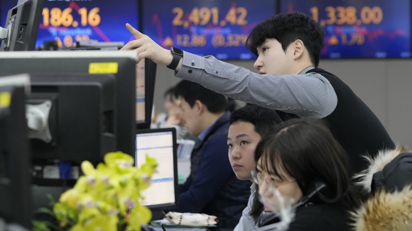 ХОНКОНГ AP — Азиатските пазари започнаха седмицата с положителна нотка