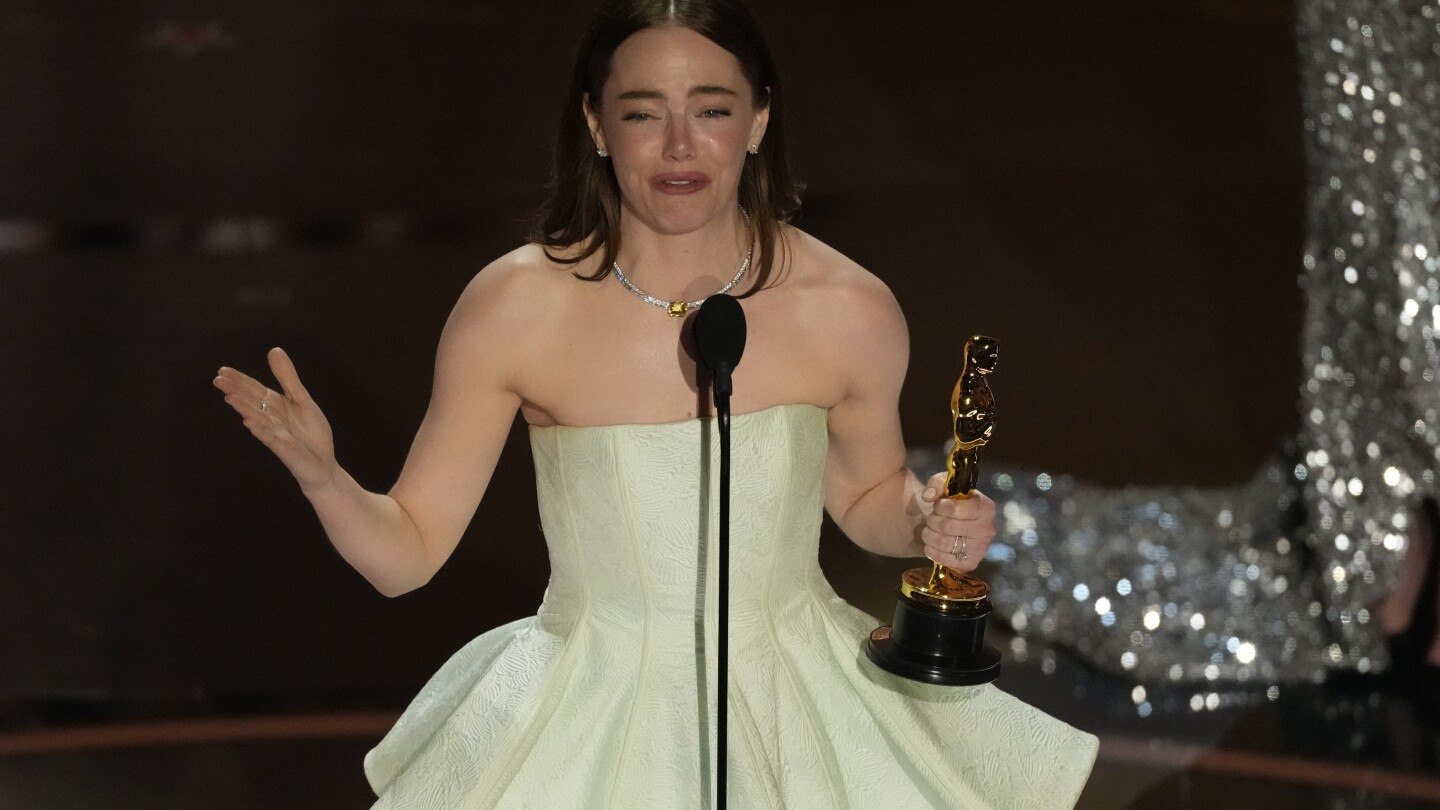 Emma Stone gana el Oscar a la mejor actriz en dura competencia con Lily Gladstone