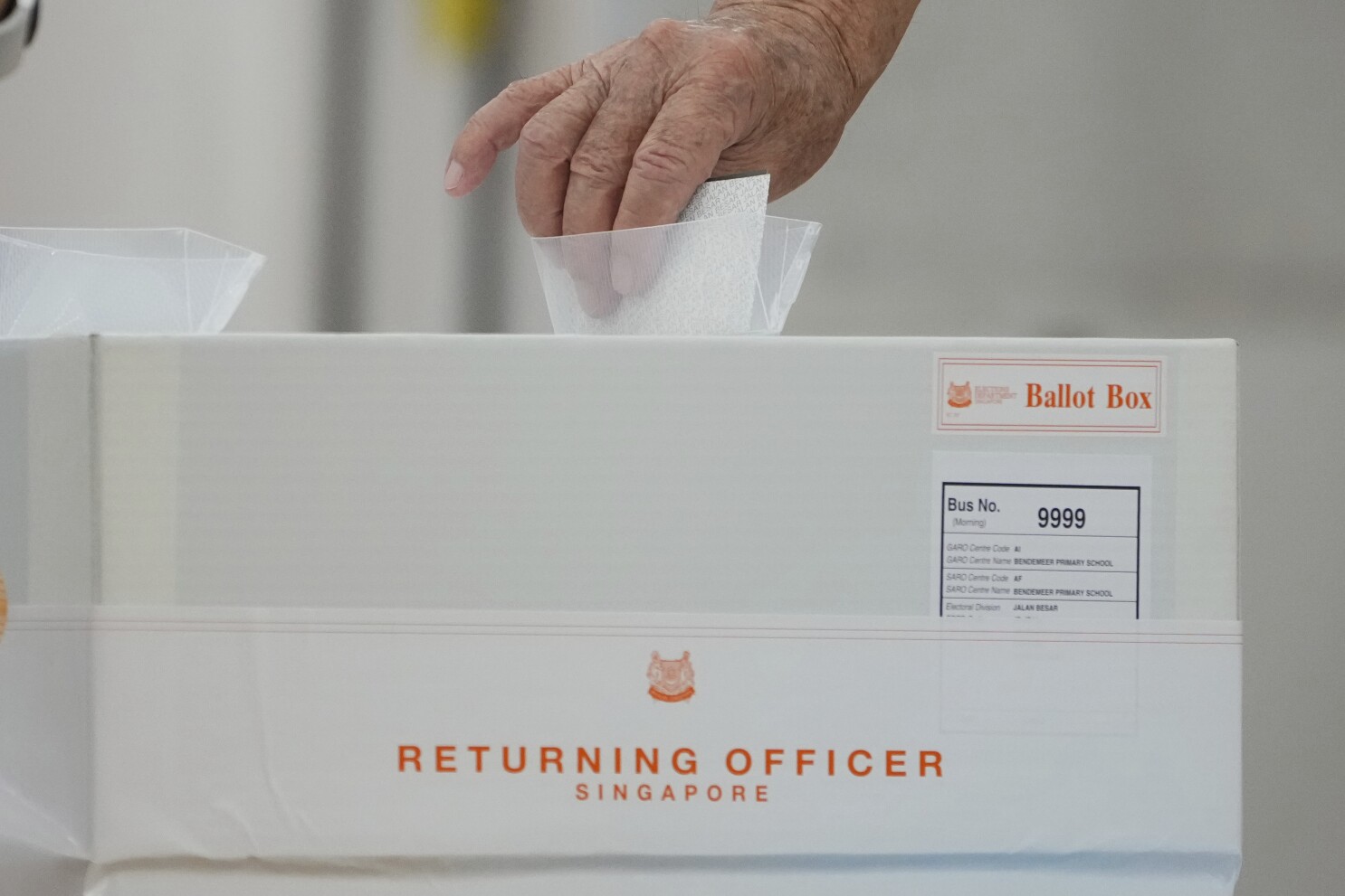 Singapur vota en elecciones en las que el partido gobernante busca ampliar su mayoría