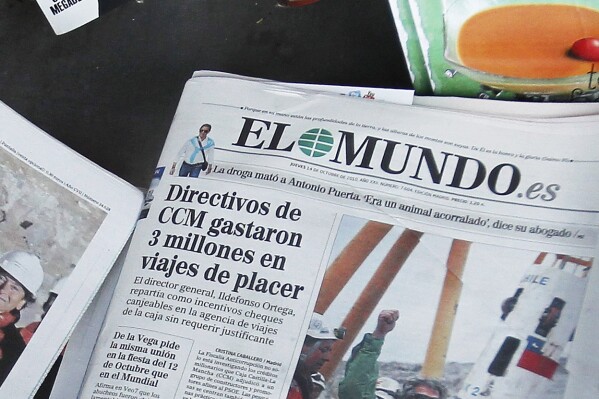 FILE - A front page of the El Mundo newspaper is displayed at the press stand in Madrid, Thursday Oct. 14, 2010. Russia's Foreign Ministry says it issued the necessary documents for a Spanish journalist to stay in the country although the reporter claims he was forced to leave because his visa was not renewed. Xavier Colas of the newspaper El Mundo is the latest foreign journalist to have left Russia after visas were not continued. The cases come amid a crackdown on media that has intensified since Russia sent troops into Ukraine in February 2022. (AP Photo/Paul White, File)
