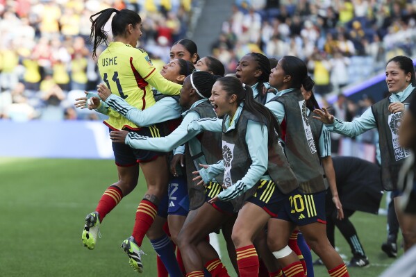 Colombia's Catalina Usme, left, celebrates with teammates after scoring from a penalty kick during the Women's World Cup Group H soccer match between Colombia and South Korea at Sydney Football Stadium in Sydney, Australia, Tuesday, July 25, 2023. (AP Photo/Sophie Ralph)