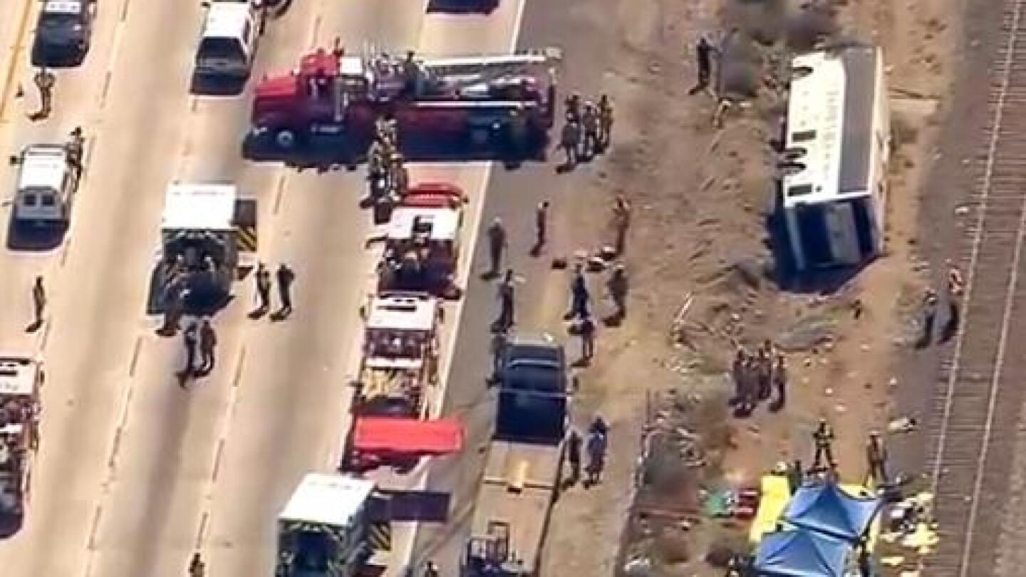 Bus wisata terbalik di jalan raya California;  52 terluka