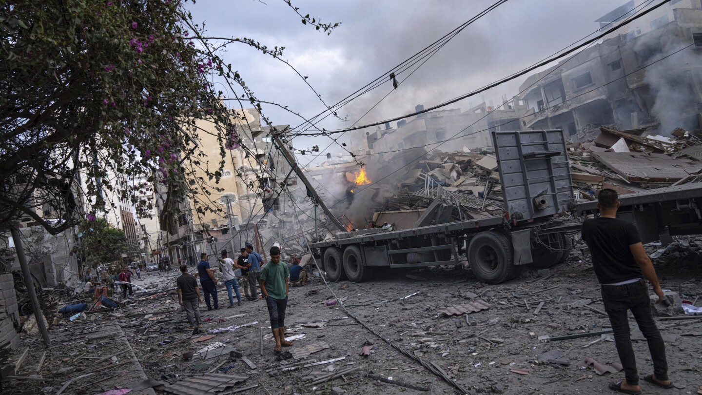 An unprecedented Israeli bombardment destroys the Rimal extension, the beating heart of Gaza City