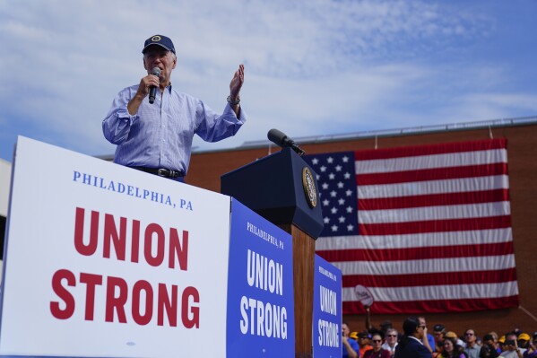 El presidente Joe Biden habla durante un evento del Día del Trabajo en el Local 19 de Sheet Metal Workers, en Filadelfia, el lunes 4 de septiembre de 2023. (Foto AP/Matt Rourke)