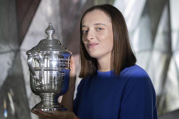 FILE - U.S. Open women's singles tennis champion Iga Swiatek poses at "Top of the Rock," in New York's Rockefeller Center, Monday, Sept. 12, 2022, in New York. Swiatek is expected to compete in the season-ending WTA Finals that begin Monday, Oct. 31, 2022, in Fort Worth, Texas. (AP Photo/Yuki Iwamura, File)