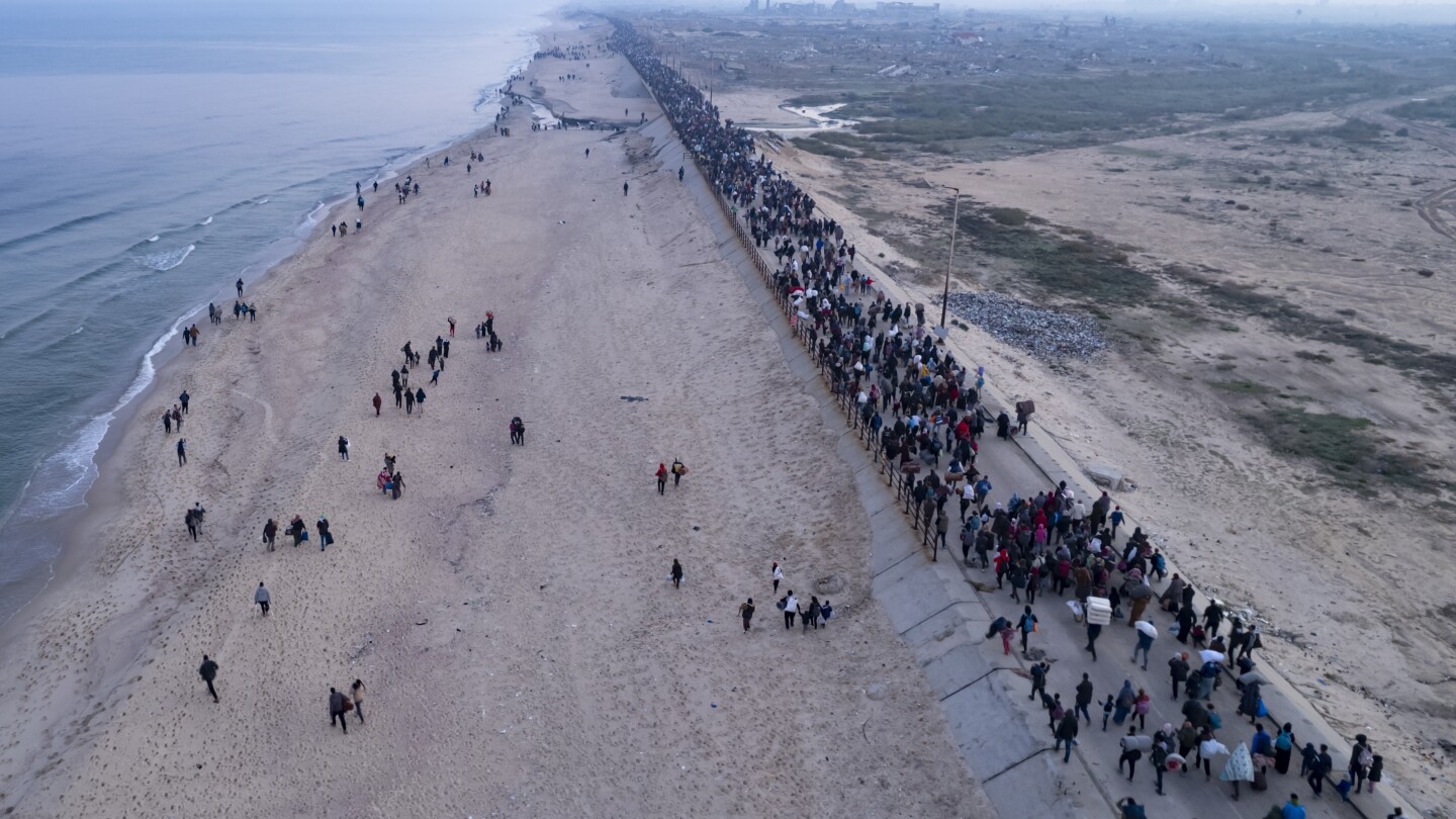 Palestinians returning to Gaza homes